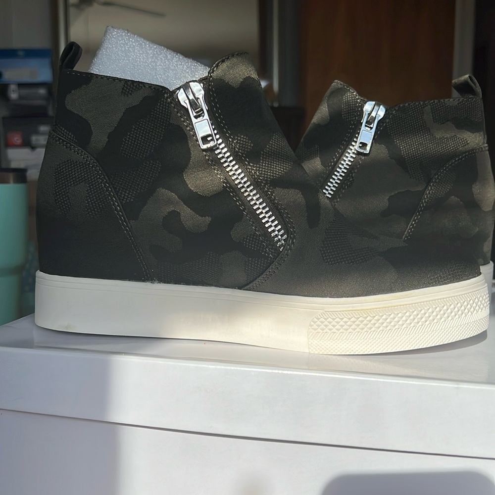 *NWT* brand new Steve Madden Wedgie sneakers